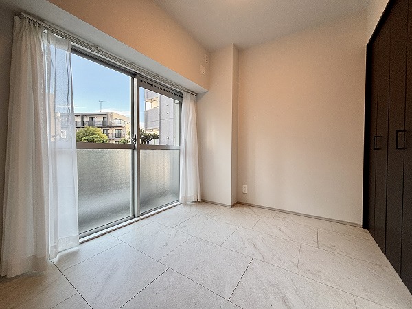 ライオンズマンション目黒青葉台タウンハウス_大きな窓の洋室の写真