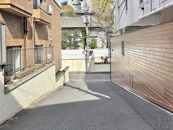 パインクレスト信濃町前の坂道