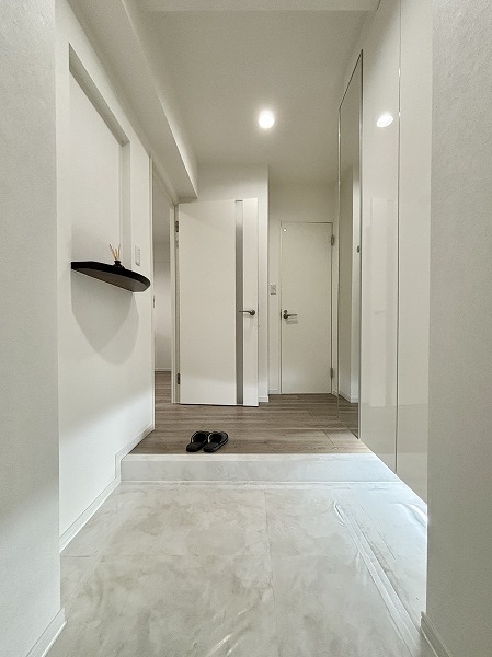 パインクレスト信濃町_リノベーション済みの玄関の写真