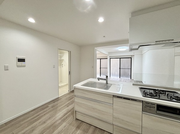 パインクレスト信濃町_窓が大きいリビングダイニングキッチンの写真