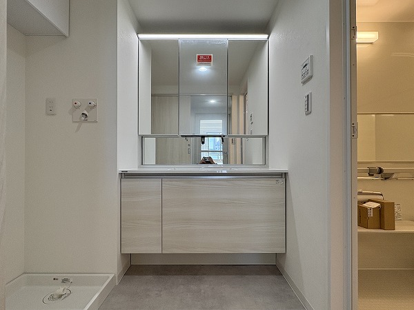 ドレッセ目黒インプレスタワー_3面鏡の洗面化粧台の写真