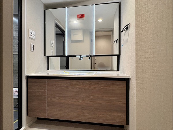 パルロイヤルアレフ赤坂_3面鏡の洗面化粧台の写真