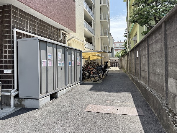 成宗マンション 駐輪場・ゴミ置き場