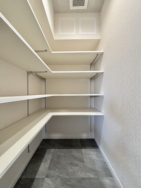 成宗マンション_クロスがオシャレなシーズンクロークの写真