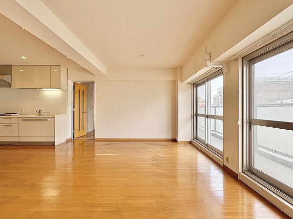 メイツ桜新町_窓が大きなリビングの写真