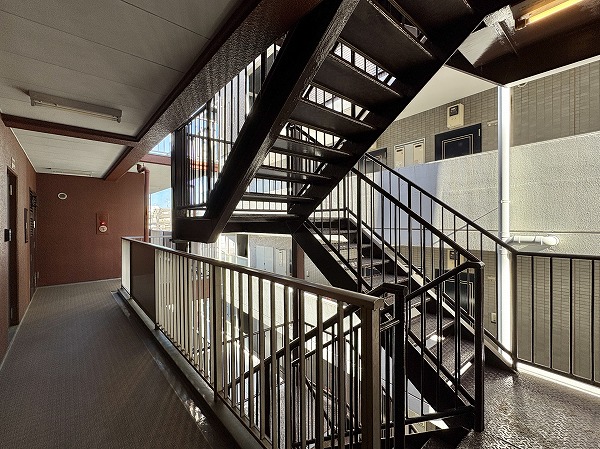 オータム世田谷　外階段と外廊下