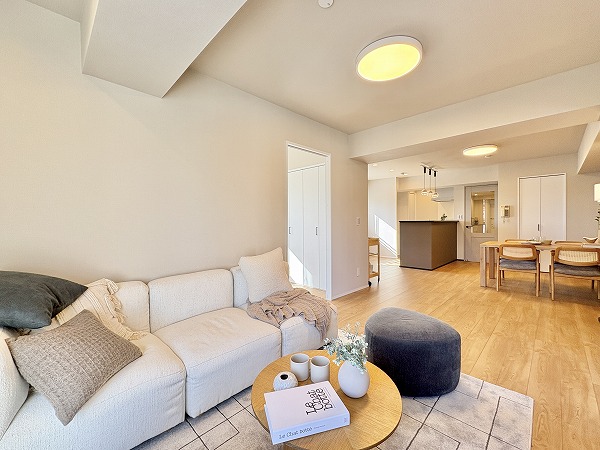 シティコート用賀_木目調のリビングダイニングキッチンの写真