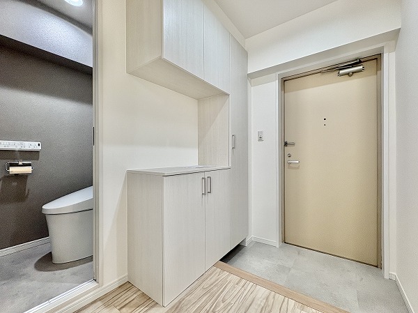 ライオンズマンション西中延_玄関とトイレの写真