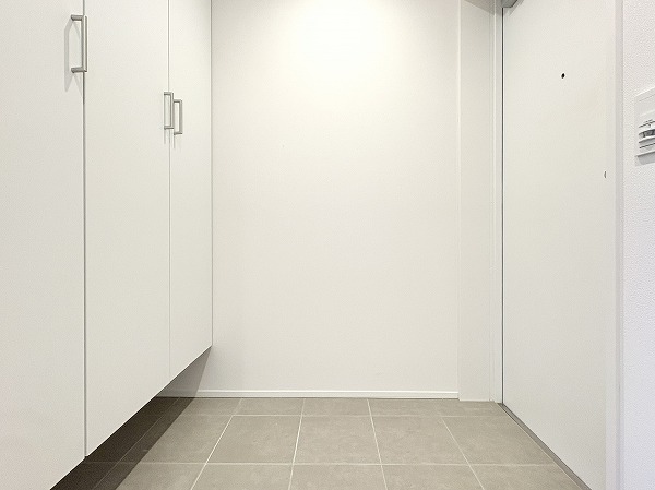 ルセージュ初台_ホワイトを基調とした玄関の写真