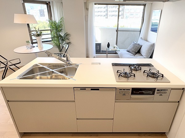 ルセージュ初台_リビングダイニングを見渡せるシステムキッチンの写真