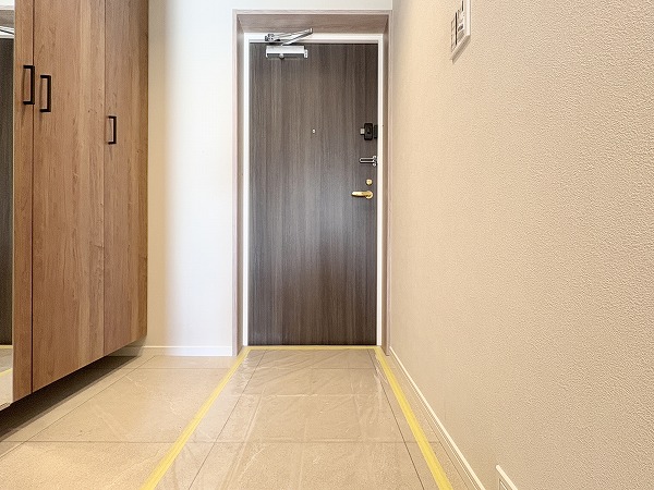 ディアナコート成城_シンプルな玄関の写真