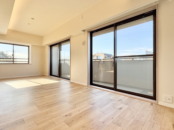 ディアナコート成城_大きな窓が特徴的なお部屋の写真