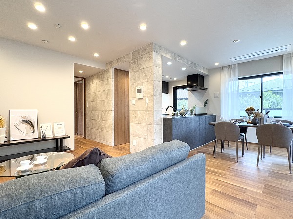 ヴェーゼント芦花公園_ゆとりあるリビングダイニングキッチンの写真