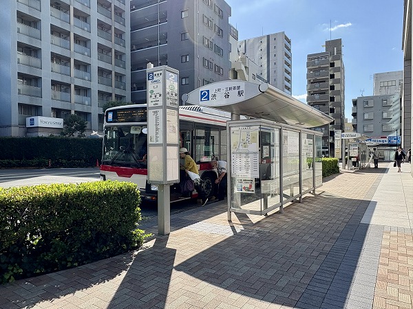 駅前のバスターミナル