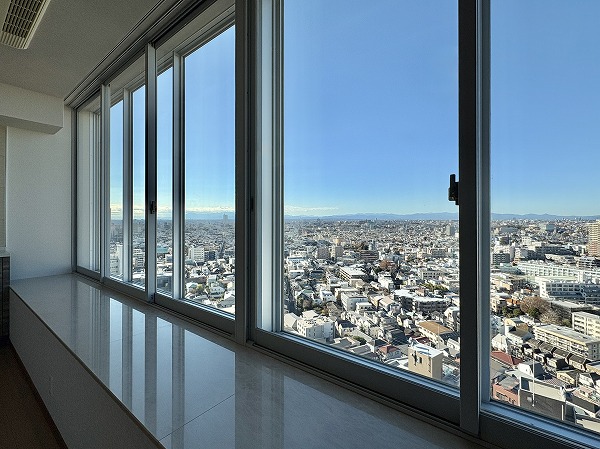 ザ・パークハウス三軒茶屋タワー_窓際カウンターからの眺望の写真