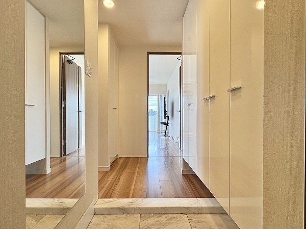 リビオ尾山台センシアハウス_収納が豊富な玄関の写真