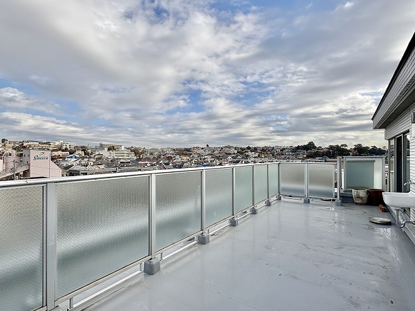 リビオ尾山台センシアハウス_広々としたルーフバルコニーの写真