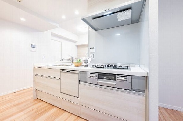 コスモ巣鴨_リノベーション済みのキッチンの写真