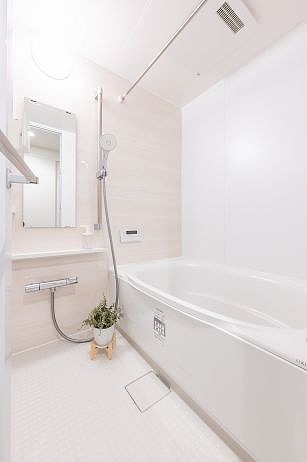 コスモ巣鴨_白を基調としたバスルームの写真