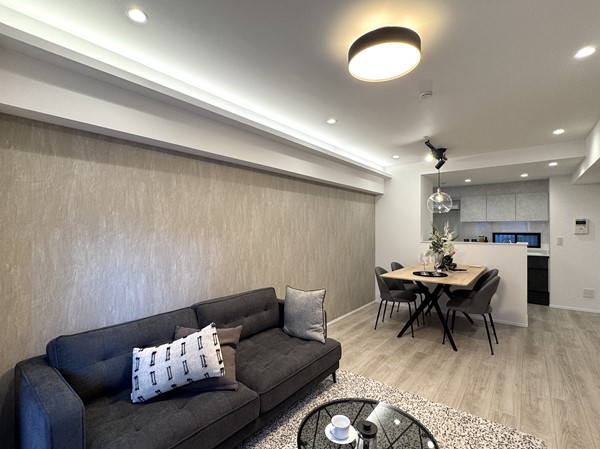 グランドメゾン麻布一の橋_アクセントクロスが素敵なメインルームの写真