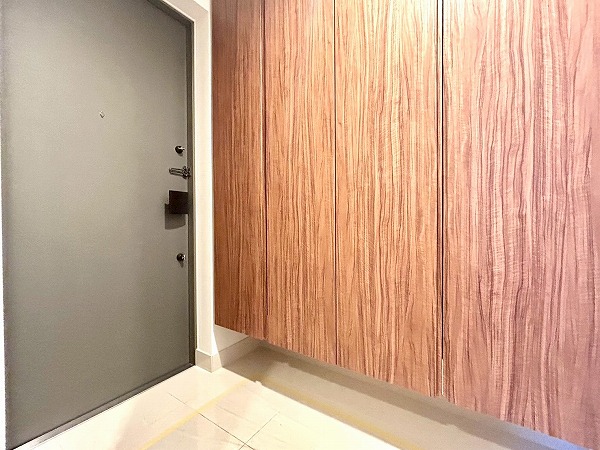 オープンレジデンシア代々木上原_大きなシューズボックスの付いた玄関の写真