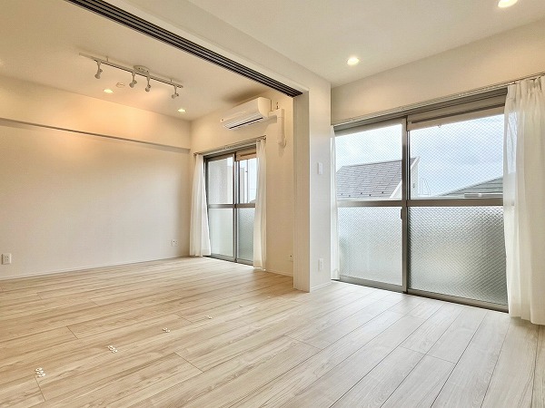 第2用賀ヒミコマンション_南向きの洋室の写真3