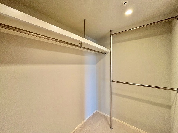 キャピタルゲートプレイスザ・レジデンス_たくさんしまえるウォークインクローゼットの写真