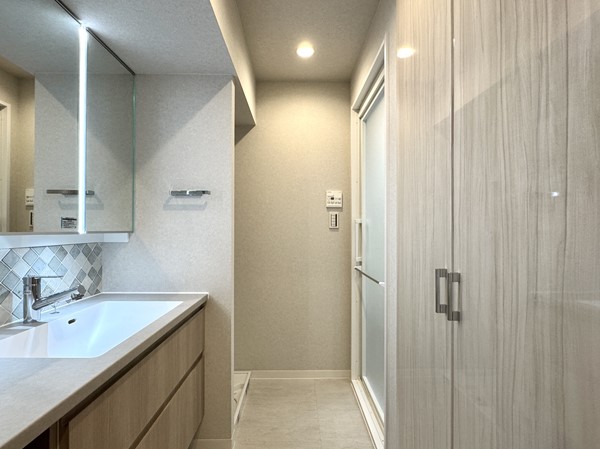 朝日マンション白金通り_清潔感のある洗面化粧台の写真