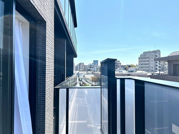 オープンレジデンシア代々木上原_明るいバルコニーの写真