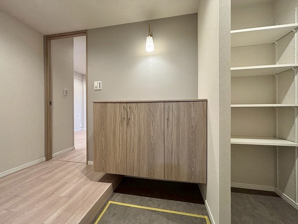 小石川安藤坂東方マンション_リノベーション済みの玄関の写真