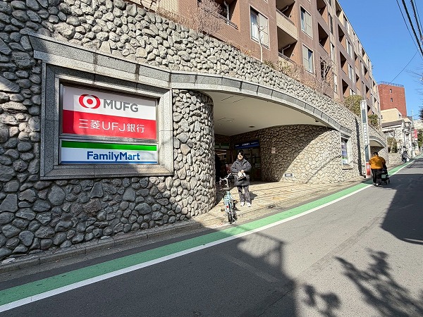 駅前のファミリーマート、ATM