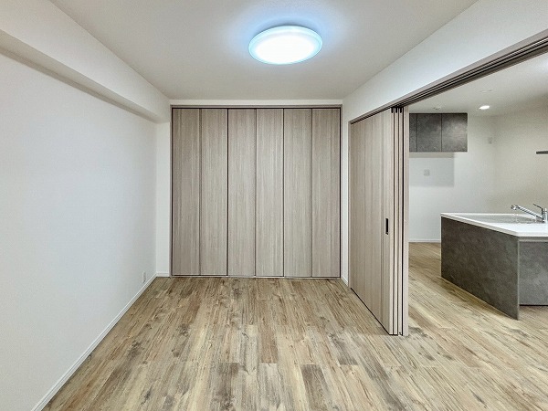 パインクレスト信濃町_木目調の洋室の写真