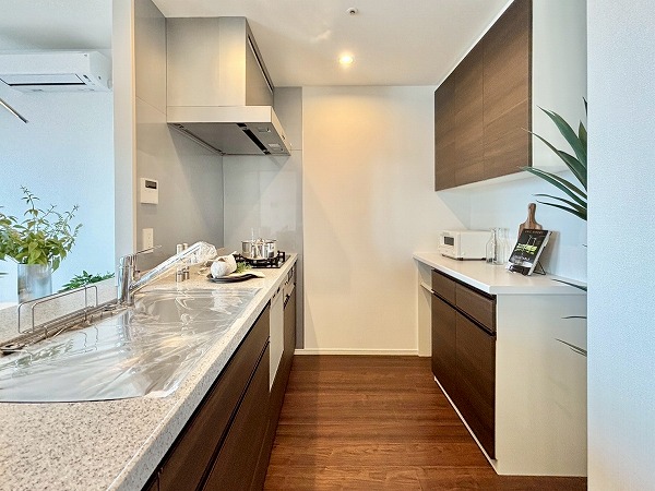 グランドミレーニア_収納豊富なキッチンの写真