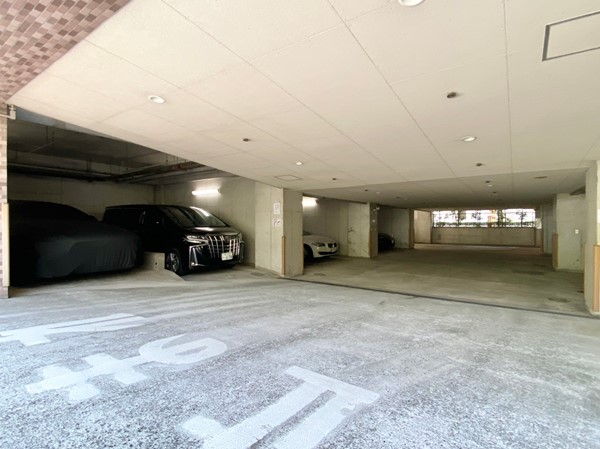 クレッセント目黒青葉台 駐車場