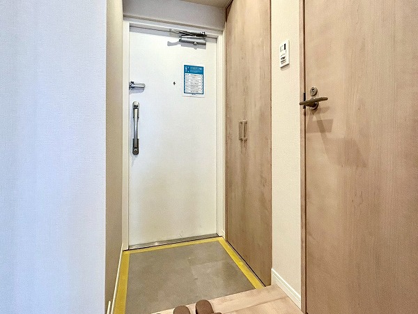 笹塚ダイヤモンドマンション_木目調の玄関の写真