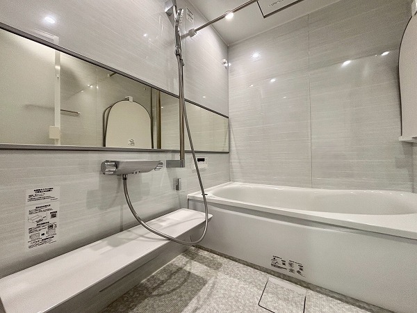 パインクレスト信濃町_広々としたバスルームの写真