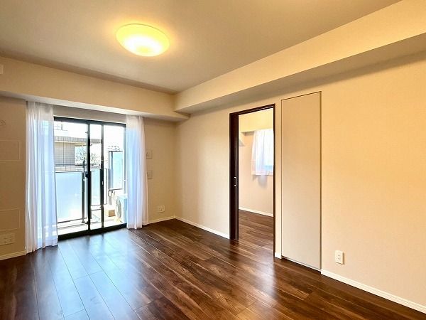 オープンレジデンシア代々木上原_明るいリビングダイニングキッチンの写真