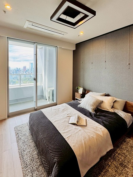 クレストプライムタワー芝_アクセントクロスがお洒落な洋室の写真1