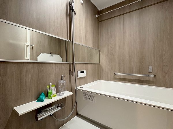 スカイライトタワー_木目調のバスルームの写真