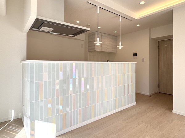 朝日マンション白金通り_タイル貼りの対面キッチンの写真