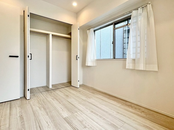 第2用賀ヒミコマンション_明るい洋室の写真2