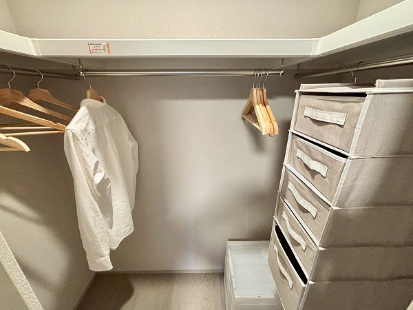 ファミール日本橋グランスイートプラザ_たくさんしまえるウォークインクローゼットの写真