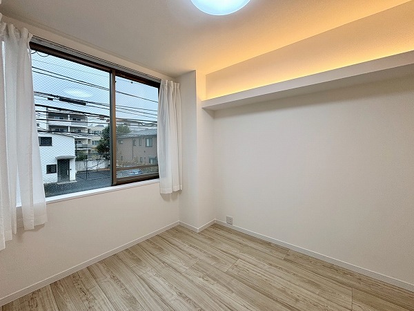 神宮前シティハウス_窓が大きい洋室の写真