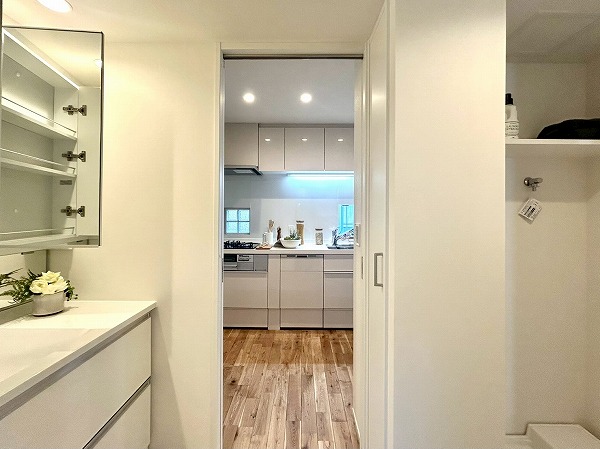 東急ドエルプレステージ浜田山ガーデンズ_動線スムーズな洗面所からキッチンのドア