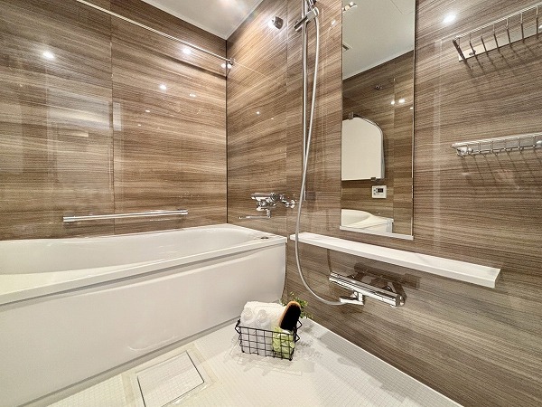 サンビューハイツ四番町_広々としたバスルームの写真