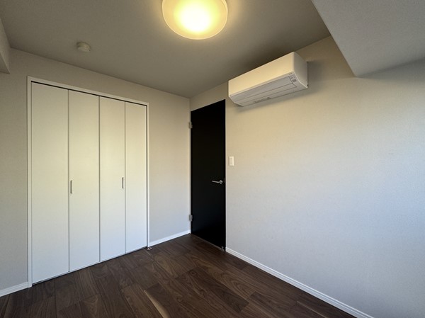 ライオンズマンション三田_エアコン完備の洋室の写真