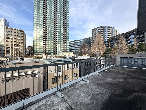 三田第2コーポラス_開放的なルーバルの写真