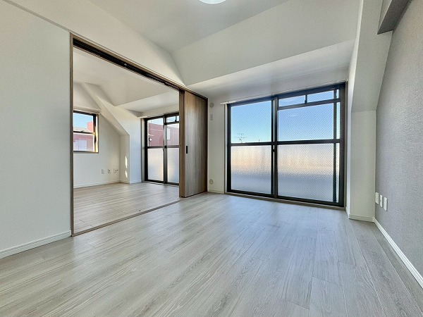 サンピア浮間舟渡_窓が大きいリビングダイニングキッチンの写真