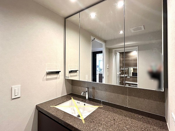 参宮橋ペアシティ_3面鏡付きの洗面化粧台の写真