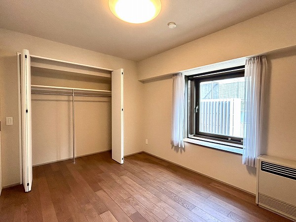 参宮橋ペアシティ_明るい約6.1帖の洋室の写真